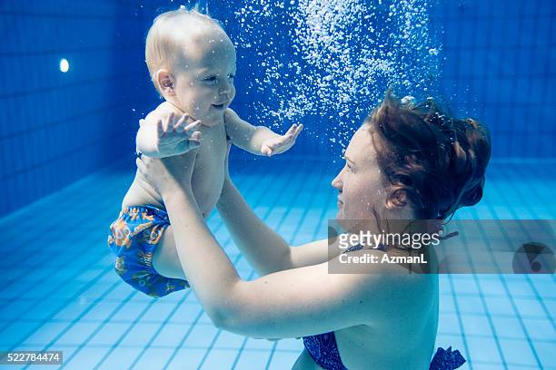 genießen sie die unterwasserwelt - baby swimmer stock-fotos und bilder