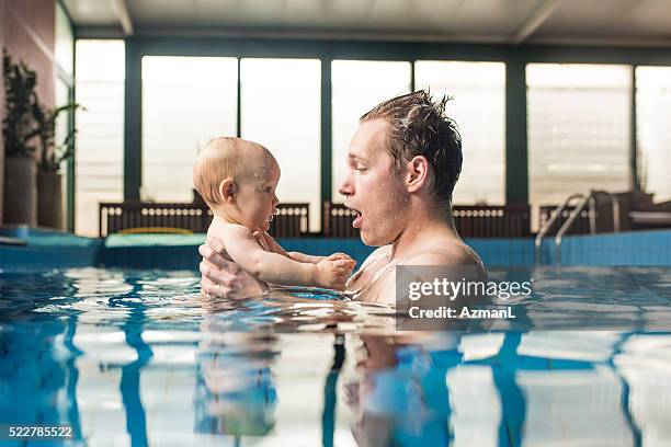 bereit, satz...zum! - baby schwimmen stock-fotos und bilder