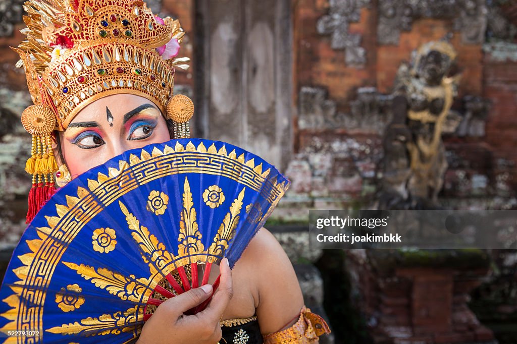 Danza del Ramayana Bali con ventilatore in un tempio