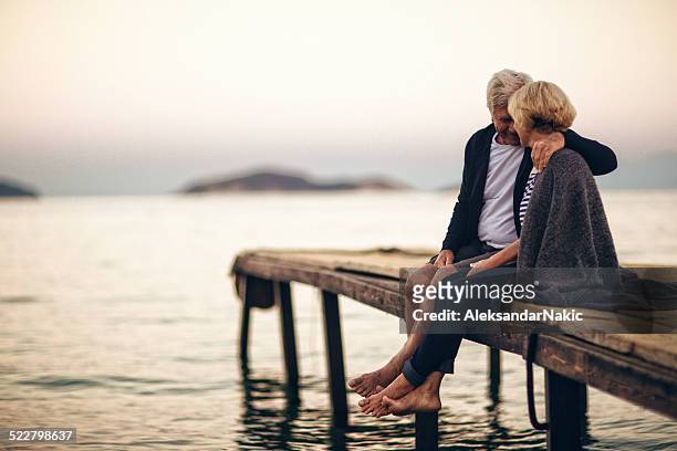 liebevoll altes paar genießen sie ihr gemeinsames leben - beach couple stock-fotos und bilder