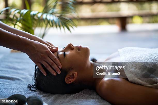 malaysische frau empfangen kopfmassage im spa. - gesichtsmassage stock-fotos und bilder