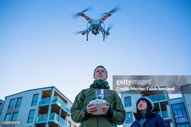 drone over our heads - punto de vista de dron fotografías e imágenes de stock
