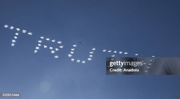 Plane Writing 635 Sky Writing Stock Photos, High-Res Pictures, and Images - Getty Images