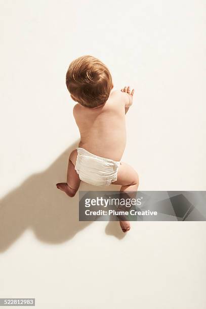 baby crawling on the floor - diaper stockfoto's en -beelden