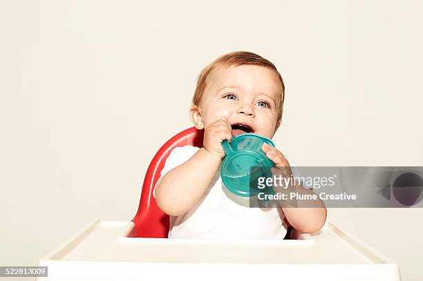 laughing baby with water - caneca para bebê - fotografias e filmes do acervo