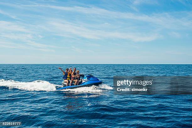 familia ciclismo en un jet boat - jet boat fotografías e imágenes de stock