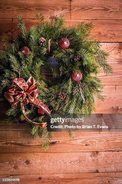 christmas wreath on a wooden wall - bte stock pictures, royalty-free photos & images