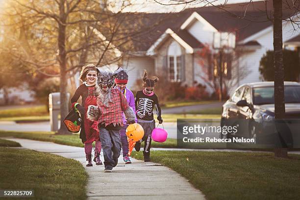 children trick-or-treating - halloween foto e immagini stock