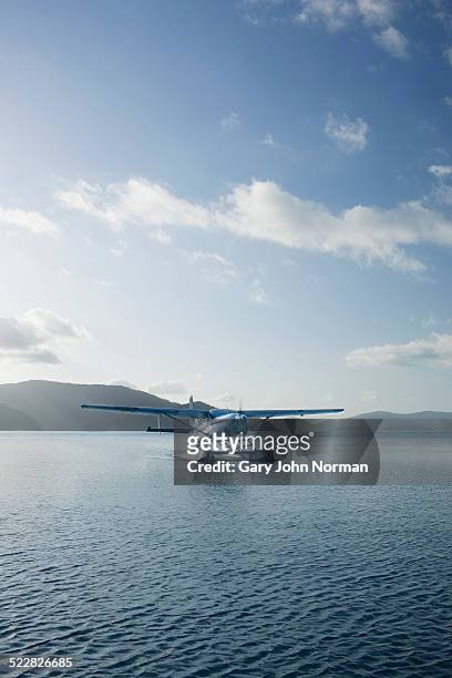 seaplane landing in whitsunday islands. - watervliegtuig stockfoto's en -beelden