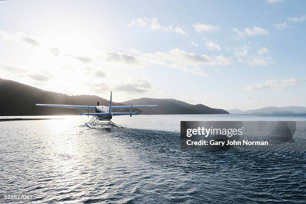 seaplane leaving island. - seaplane stock pictures, royalty-free photos & images