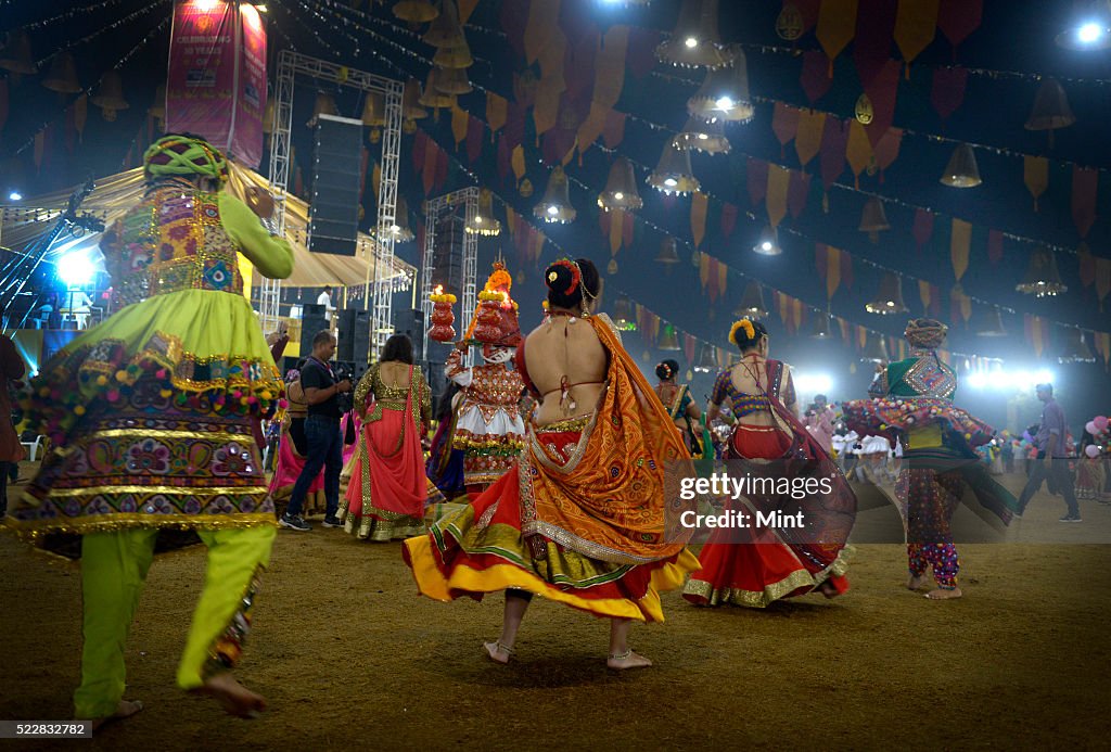 Garba Images People enjoying Garba dance in colorful traditional Gujrati dresses ...