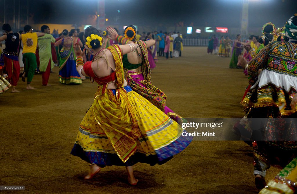 Garba Images People enjoying Garba dance in colorful traditional Gujrati dresses ...