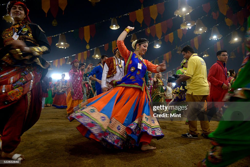 Garba Images People enjoying Garba dance in colorful traditional Gujrati dresses ...