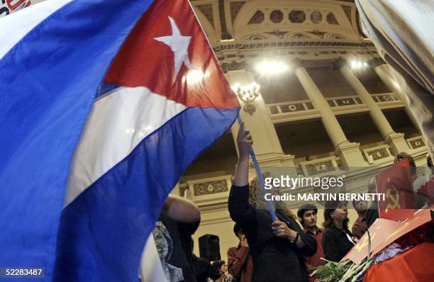 Una mujer sostiene una bandera cubana durante el velatorio de Gladis Marin, presidenta del Partido Comunista de Chile, en el hall del ex Congreso...