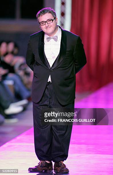 Israeli designer Alber Elbaz salutes at the end of his show for Lanvin during the Ready-to-Wear Autumn/Winter 2005-2006 collections in Paris 06 March...