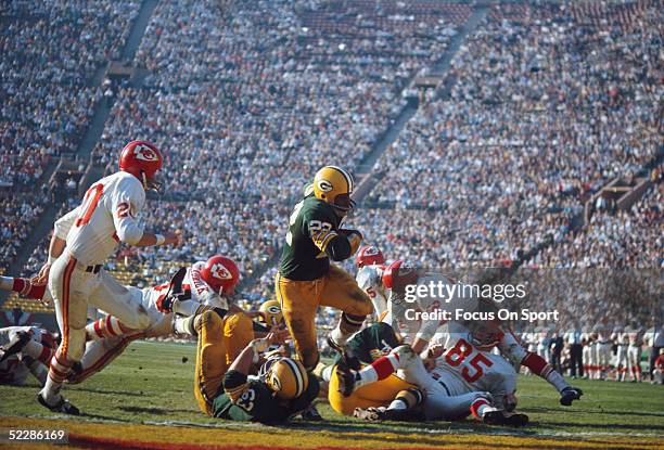 Green Bay Packers' Elijah Pitts runs with the ball during Super Bowl I against the Kansas City Chiefs at Memorial Coliseum on January 15, 1967 in Los...