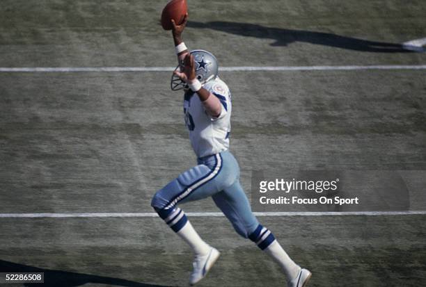 Dallas Cowboys' wide receiver Drew Pearson runs with the ball for 29 yards reception against the Pittsburgh Steelers in Super Bowl X at the Orange...