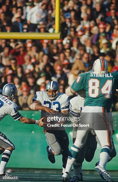 Dallas Cowboys' running back Duane Thomas takes the hand off and runs with the ball against the Miami Dolphins during Super Bowl VI at Tulane Stadium...