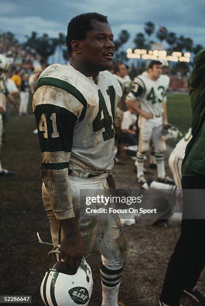 New York Jets' fullback Matt Snell watches the action from the sidelines during Super Bowl III against the Baltimore Colts at the Orange Bowl on...