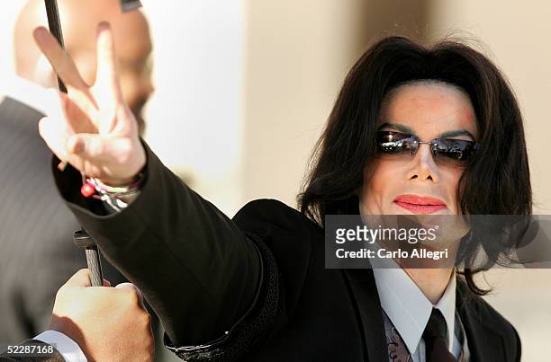 Singer Michael Jackson walks into the Santa Maria Superior Court on the fifth day of his child molestation trial March 7, 2005 in Santa Maria,...