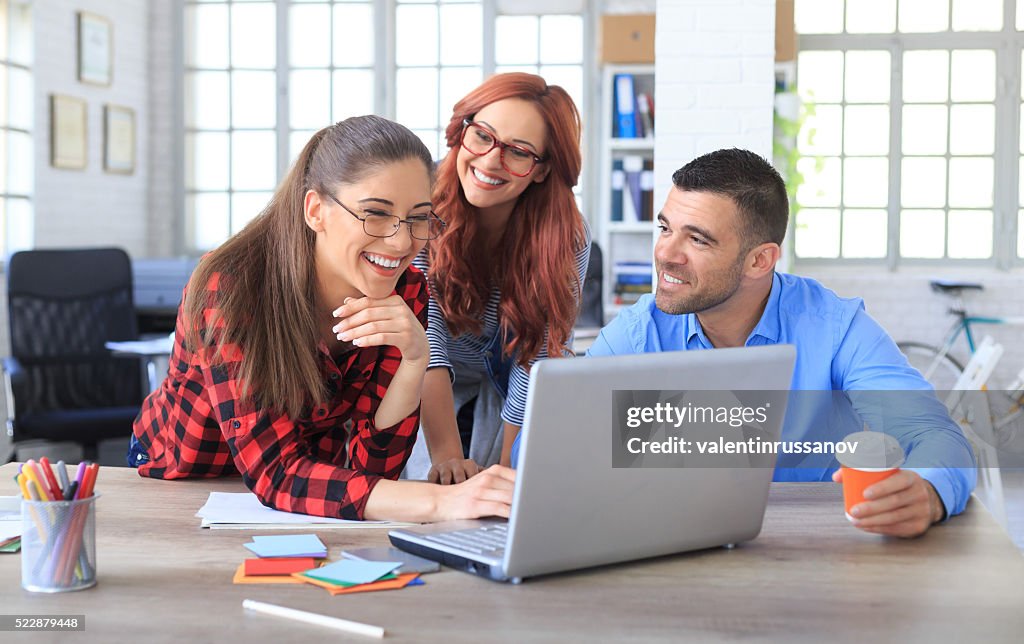 Kreatives Team Spaß haben zusammen im Büro