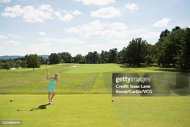 female golfer on golf course - ティーグラウンド ストックフォトと画像