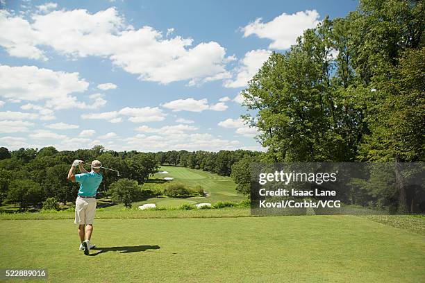 man playing golf - abschlagen stock-fotos und bilder