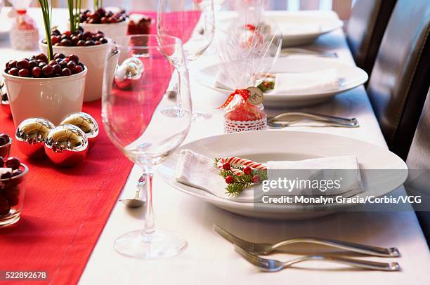 christmas place settings - centre piece stock pictures, royalty-free photos & images