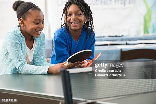 two girls (8-9) playing table tennis - filantropista imagens e fotografias de stock