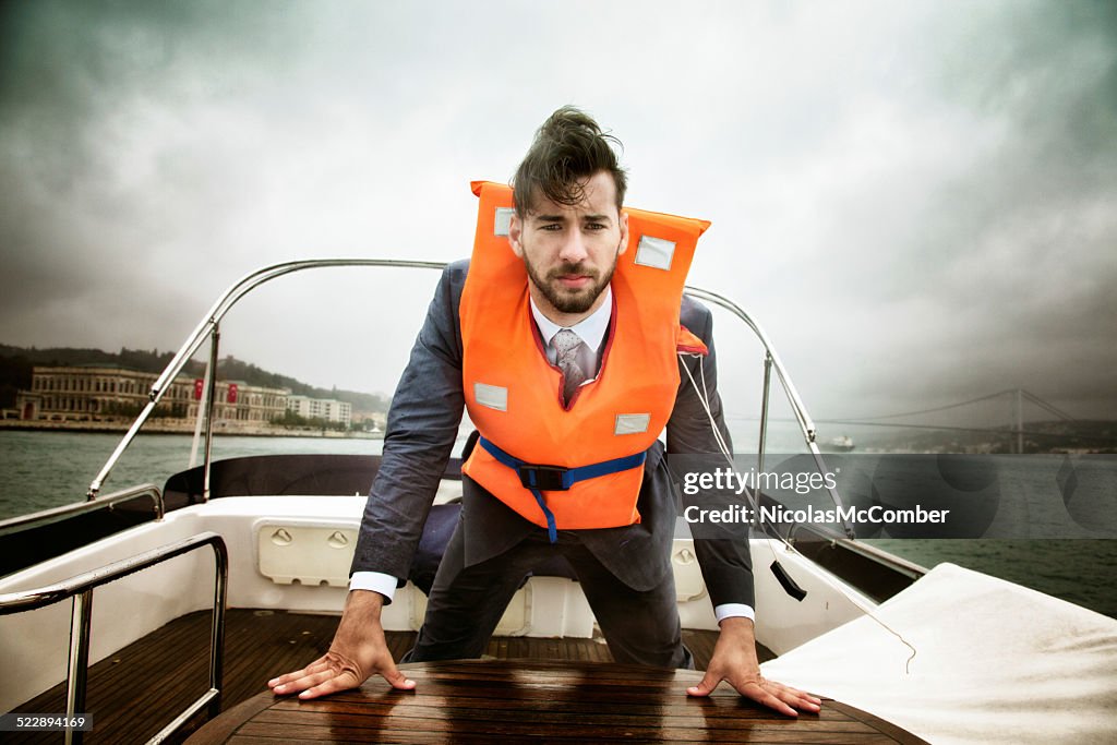 Preocupado Empresário no mar durante uma tempestade Olhando para a câmara