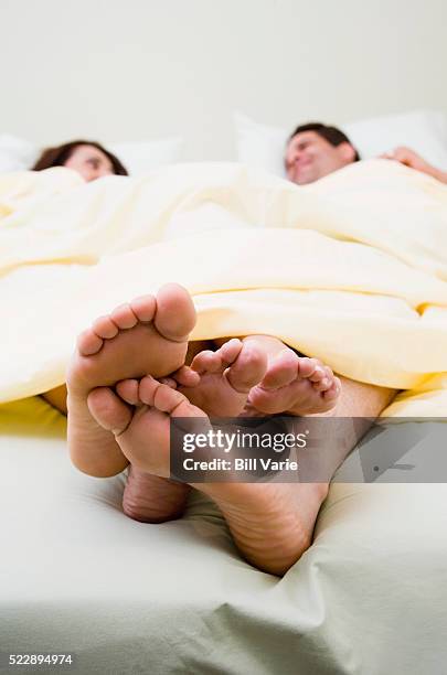 playing footsie in bed - playing footsie 個照片及圖片檔