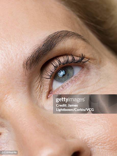 studio shot of middle-aged woman, detail of face with human eye - só uma mulher madura imagens e fotografias de stock