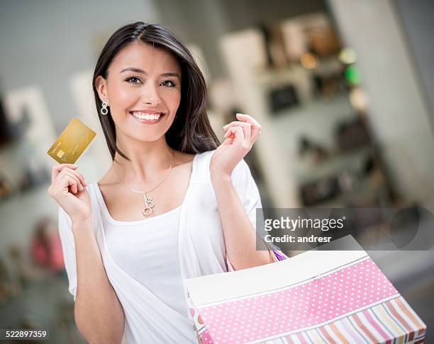 ショッピングでクレジットカードを持つ女性 - ポイントカード ストックフォトと画像