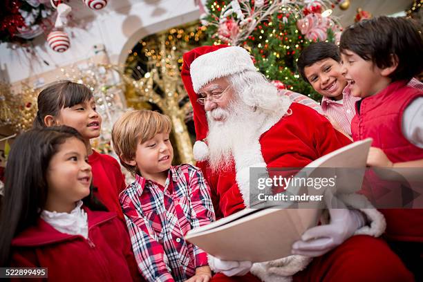 santa liest kindern vor - santa stock-fotos und bilder