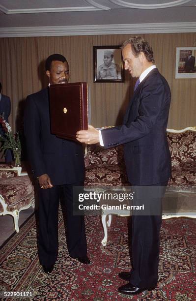 During his official visit to Congo, the Spanish King Juan Carlos of Borbon exchange gifts with the President Denis Sassou-Nguesso Brazaville. .