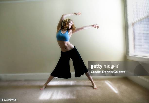 woman dancing - belly dancing stockfoto's en -beelden
