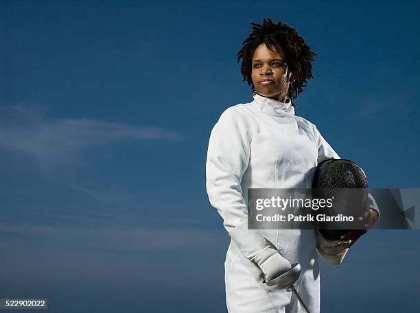 woman fencer - fechten stockfoto's en -beelden