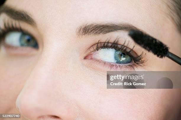 woman applying mascara - rímel imagens e fotografias de stock