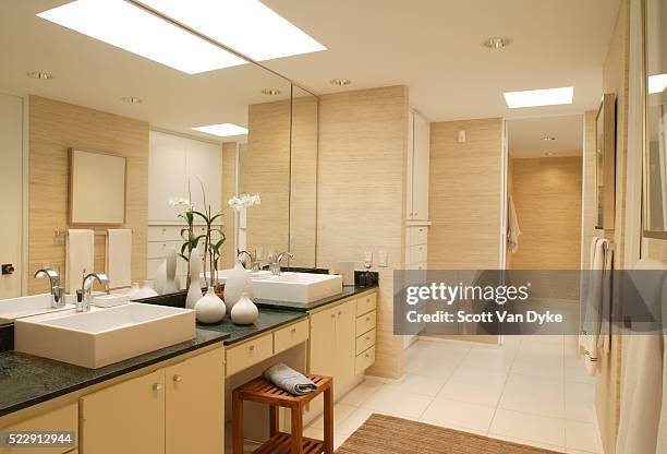 contemporary master bathroom with double sink vanity - 廁所 家居設施 個照片及圖片檔