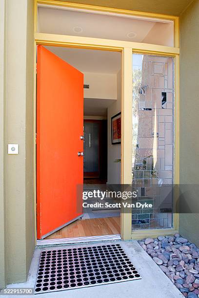 open front door - zerbino foto e immagini stock