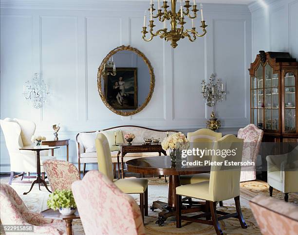 traditional style living room with brass chandelier - kronleuchter stock-fotos und bilder