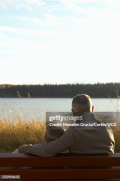 grandfather and grandson sitting side by side - met de neus aanraken stockfoto's en -beelden