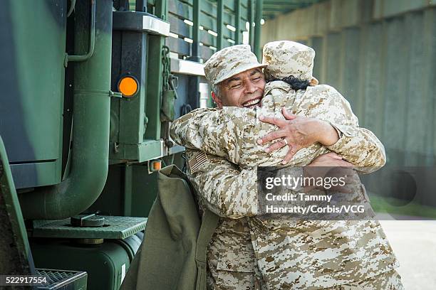 embracing soldiers, usa - returning soldier stock pictures, royalty-free photos & images