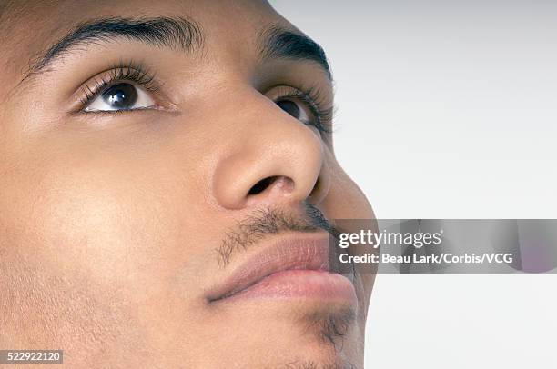 man looking up - wishful skin imagens e fotografias de stock