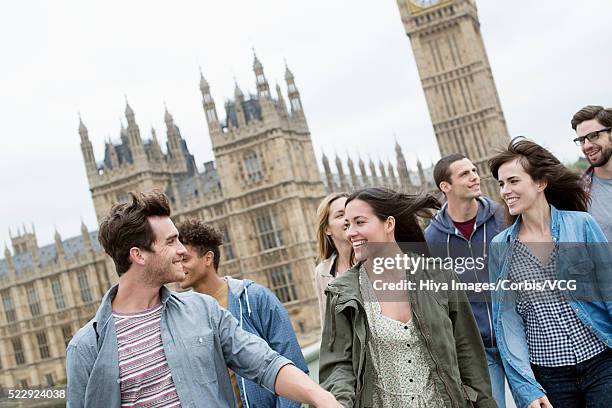 friends walking on street with house of parliament and big ben in background - big ben black and white stock-fotos und bilder