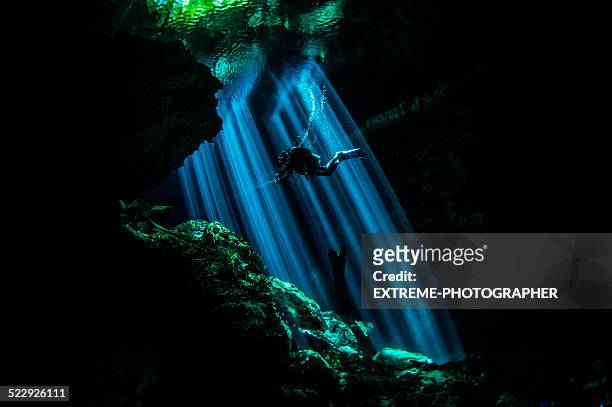 raios de luz em cavernas subaquáticas - spelunking - fotografias e filmes do acervo