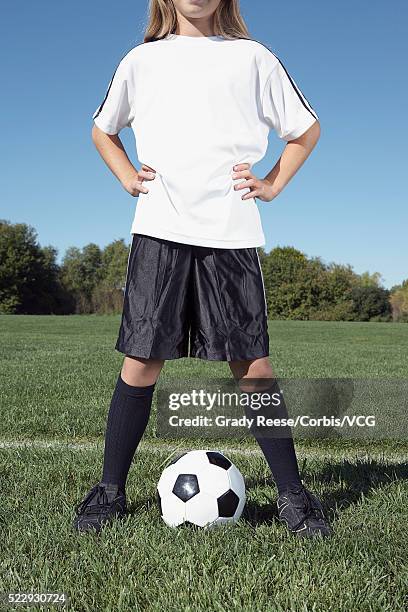 girl with soccer ball - jambes écartées photos et images de collection