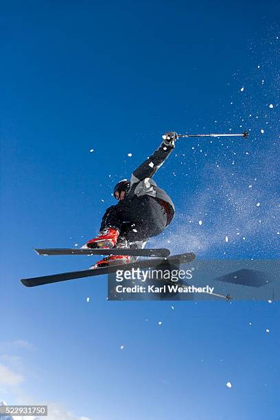 ski jumper in midair - salto de esqui - fotografias e filmes do acervo