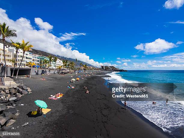 spain, balearic islands, puerto naos, tourists on the black lava beach - la palma islas canarias fotografías e imágenes de stock