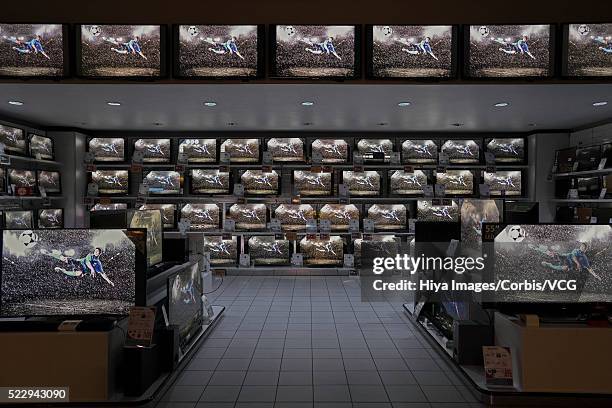 flat panel televisions in electronics store - store display stock-fotos und bilder